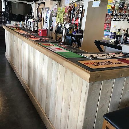 Хостел Butchers Arms Restaurant And Brewpub Мертір-Тідвіл Екстер'єр фото