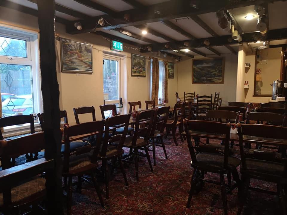 Хостел Butchers Arms Restaurant And Brewpub Мертір-Тідвіл Екстер'єр фото