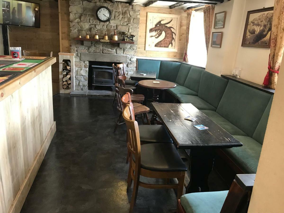 Хостел Butchers Arms Restaurant And Brewpub Мертір-Тідвіл Екстер'єр фото
